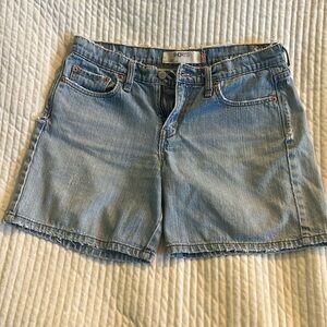 Vintage light wash Levi’s denim shorts